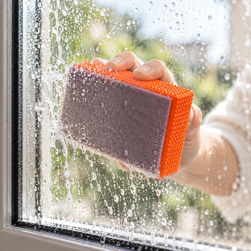 The abrasive face in contact with wet glass